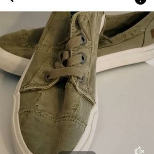 Size 9 woman's blowfish Malibu sneakers